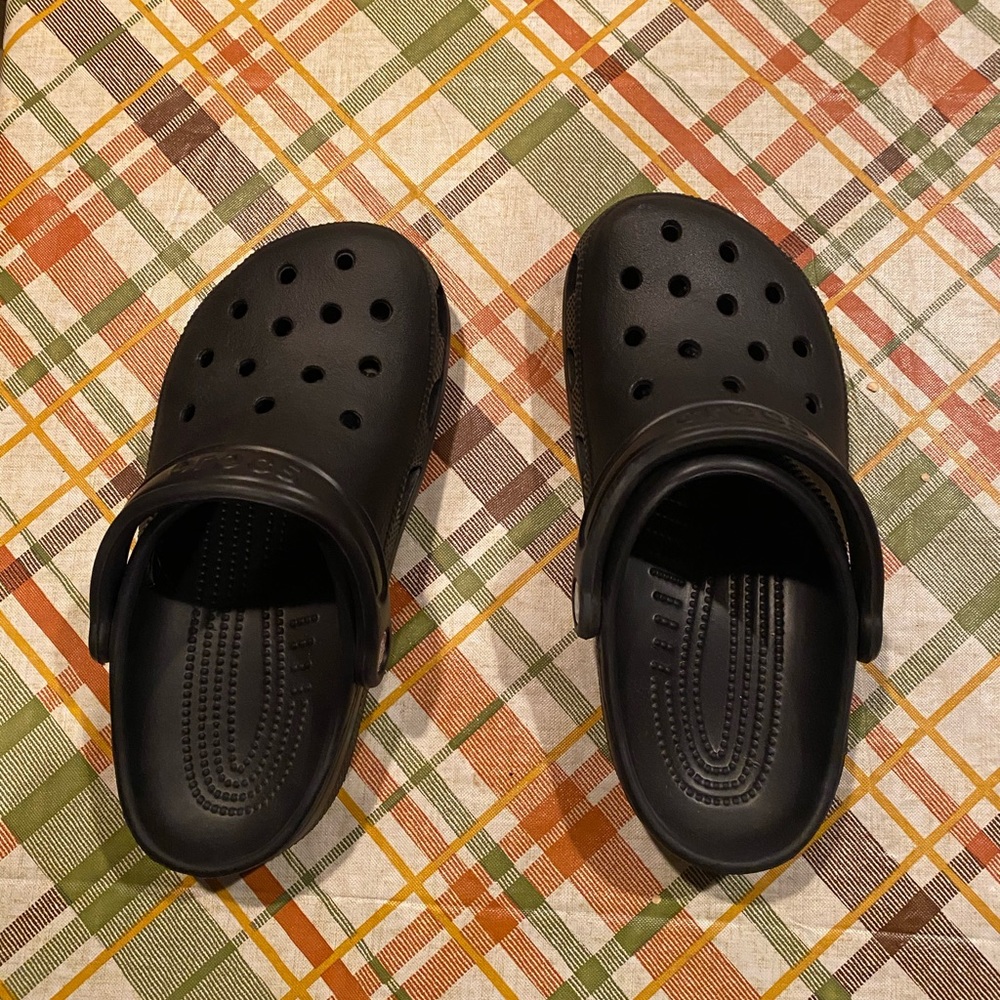 crocs, men size 5, women size 7.